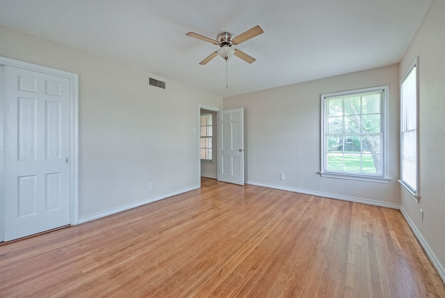Building Photo - 1653 Mariposa Dr