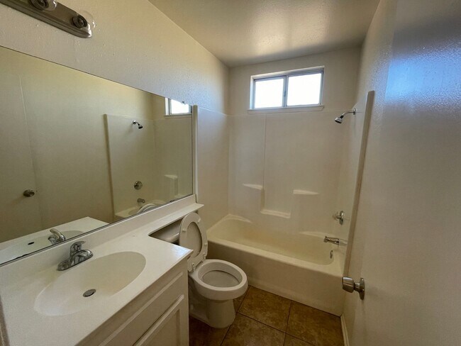 Building Photo - Hesperia-Refurbished- 3 Bedrooms, 2 Bathro...