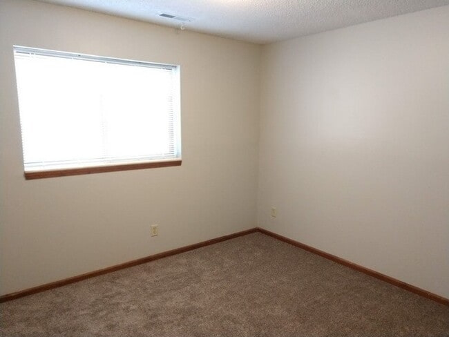 Building Photo - 4 Bedroom Apartment in Central MHK - Near Aggieville!