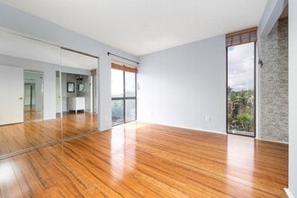 Building Photo - Corner unit with views!