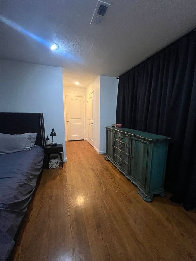 Building Photo - Gorgeous private home in Altavista!