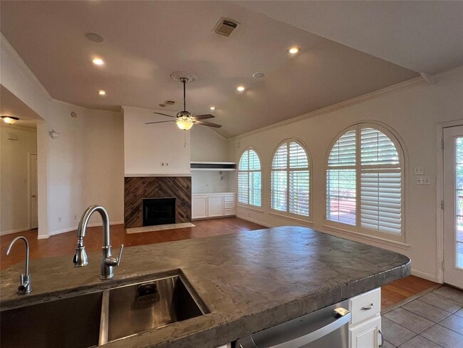 Building Photo - 10400 W Cave Loop