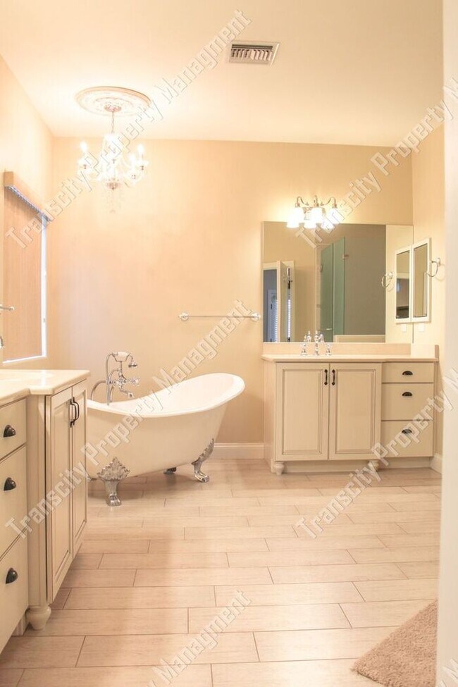 Building Photo - Spacious Custom Home Near Lindsay and McKe...