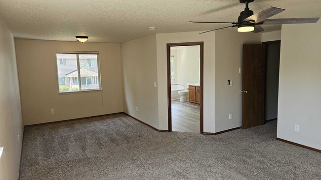 Building Photo - Spacious 2467 sq ft 4 Bedroom 2.5 Bath hom...