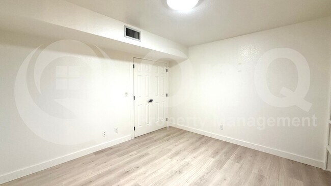 Building Photo - 6240 E Kelton Ln