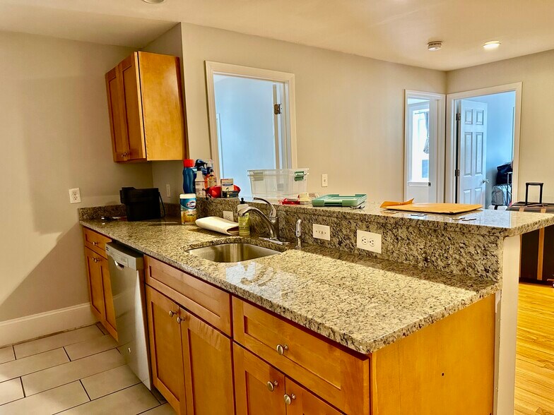 Building Photo - 68 Egmont St