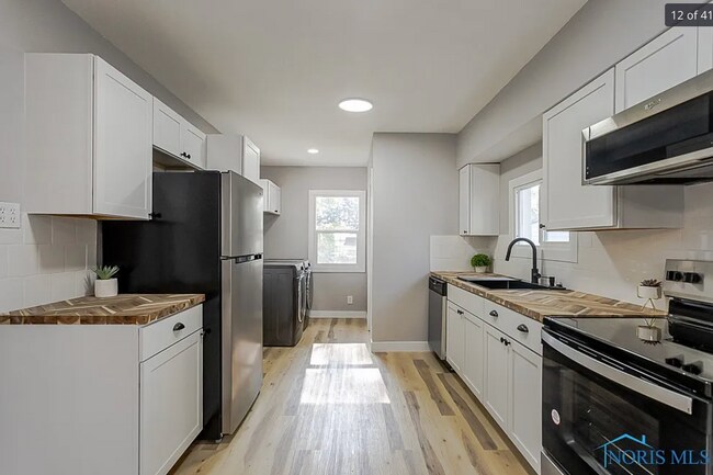 Building Photo - 2242 Vaness Dr