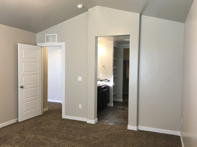Building Photo - 6167 N Santa Rita Ave