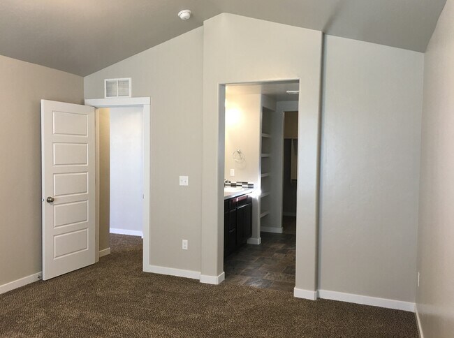 Building Photo - Beautiful home with 3bd 2ba and bonus room. Located in the Irvine Subdivision, just off  Chinden ...