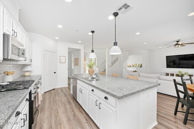 Building Photo - 425 Stratus Ln