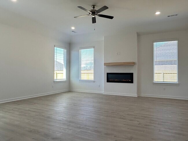 Building Photo - 288 N Yona Ln