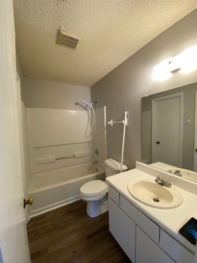 Building Photo - AVAILABLE LATE FEBRUARY 2026! (Pet Friendly)