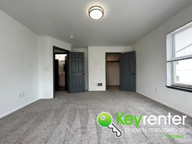 Building Photo - Exceptional 2 Bed 2 Bath Downtown Condo