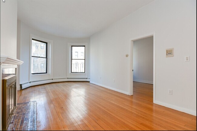 Building Photo - 922 Beacon St