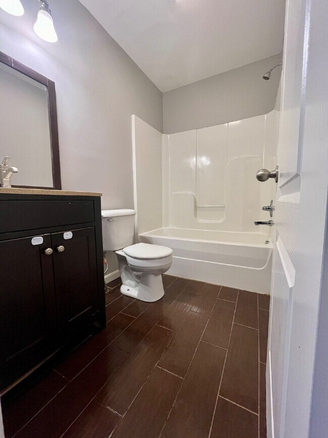 Building Photo - "Charming 3-Bedroom Retreat with 2 Full Baths in Clarksville – Your Spacious 1,480 Sq Ft Haven Aw...