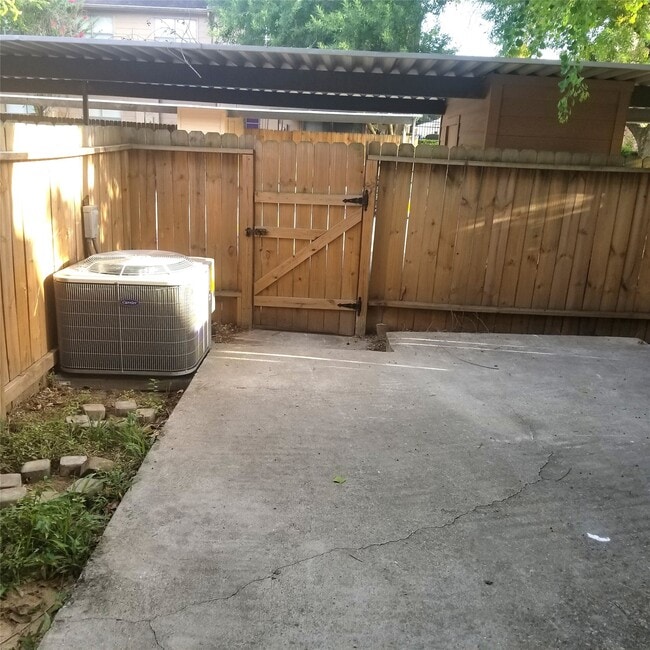 Building Photo - 7700 Creekbend Dr