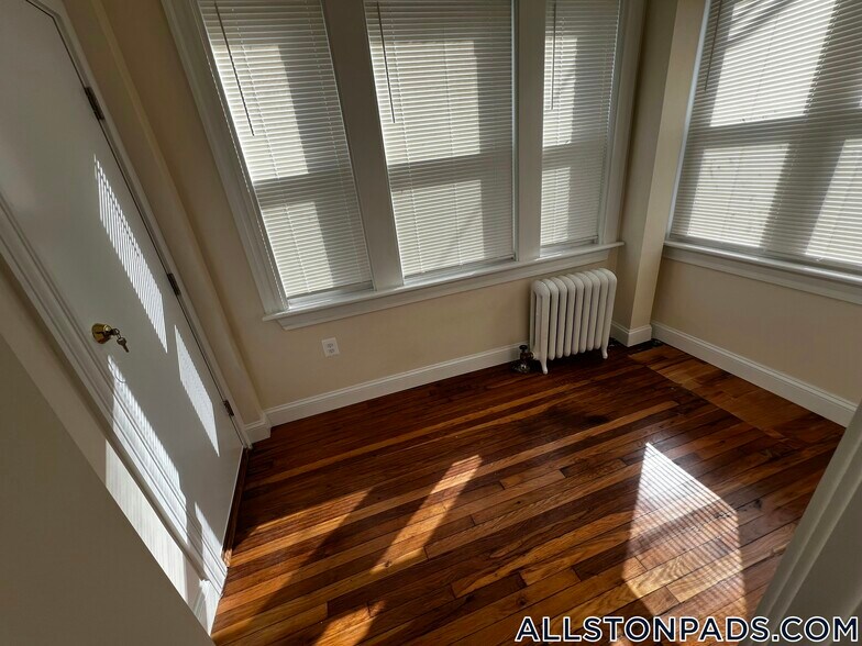 Building Photo - 248 Kelton St