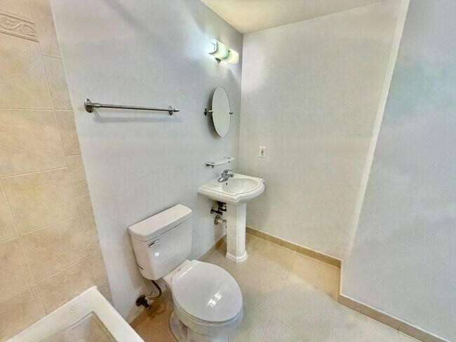 Building Photo - Great 1 Bed 1 Bath in Eckington/Bloomingdale at the Madison Condominiums