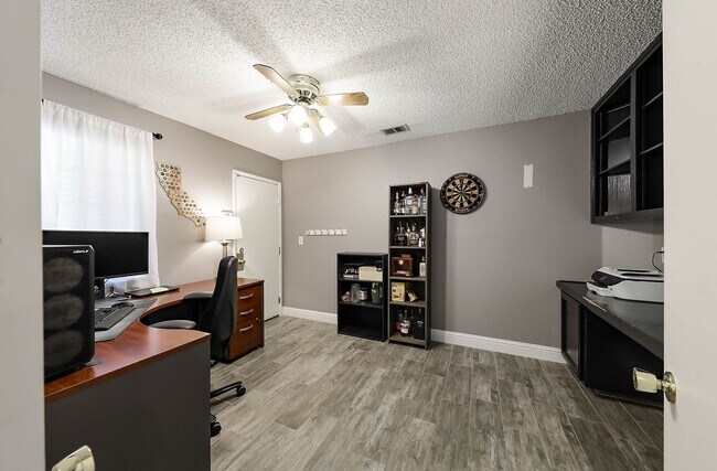 Building Photo - 3 Bedrooms with an office in Southwest Bakersfield!!