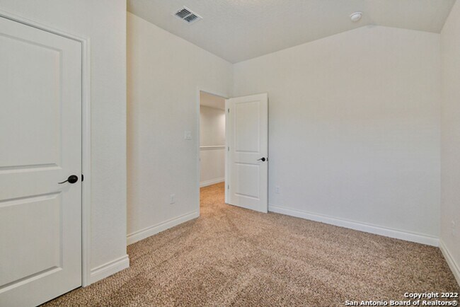 Building Photo - Stunning Duplex Located in New Braunfels, all appliances included!!