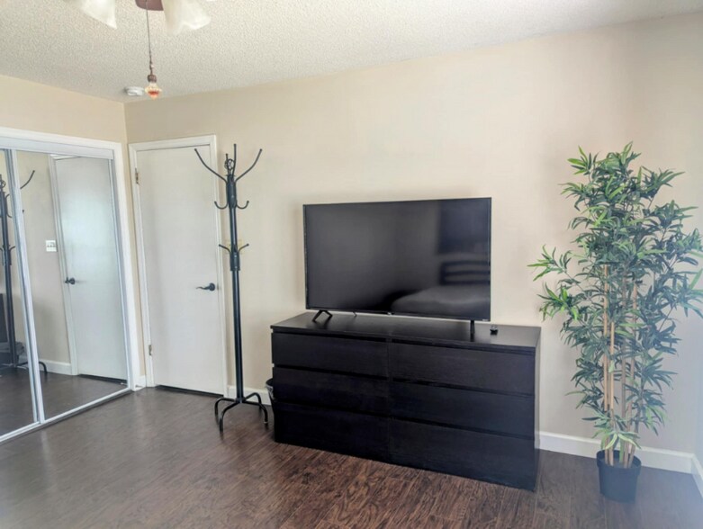 Building Photo - 132 Sussex Dr