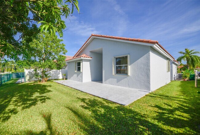 Building Photo - 5290 SW 134th Ave