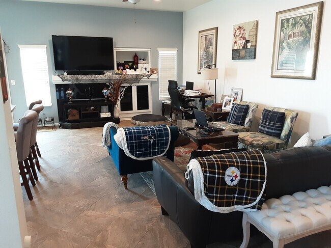 Building Photo - 496 Christina Ct