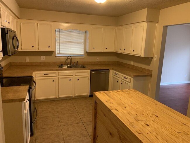 Building Photo - 1006 Poppets Way