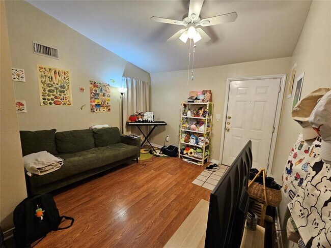 Building Photo - 501 W 26th St