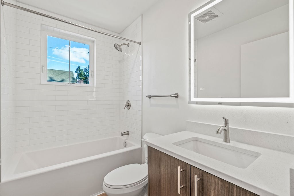 Full Sized Bathrooms - 2175 SE Stark St