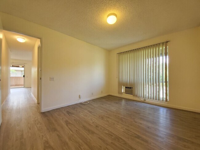 Building Photo - Now available, Fresh & Bright 2bd, 1.5ba 2nd Floor Corner-Unit located in the beautiful Palm Villas
