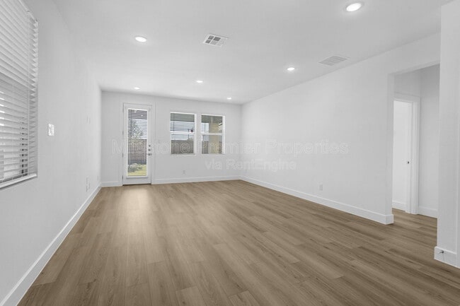 Building Photo - 820 Sunflower Trl