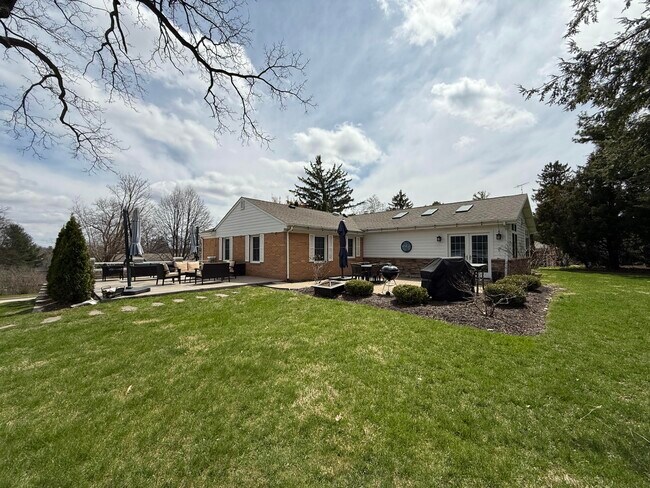 Building Photo - 224 Lookout Dr