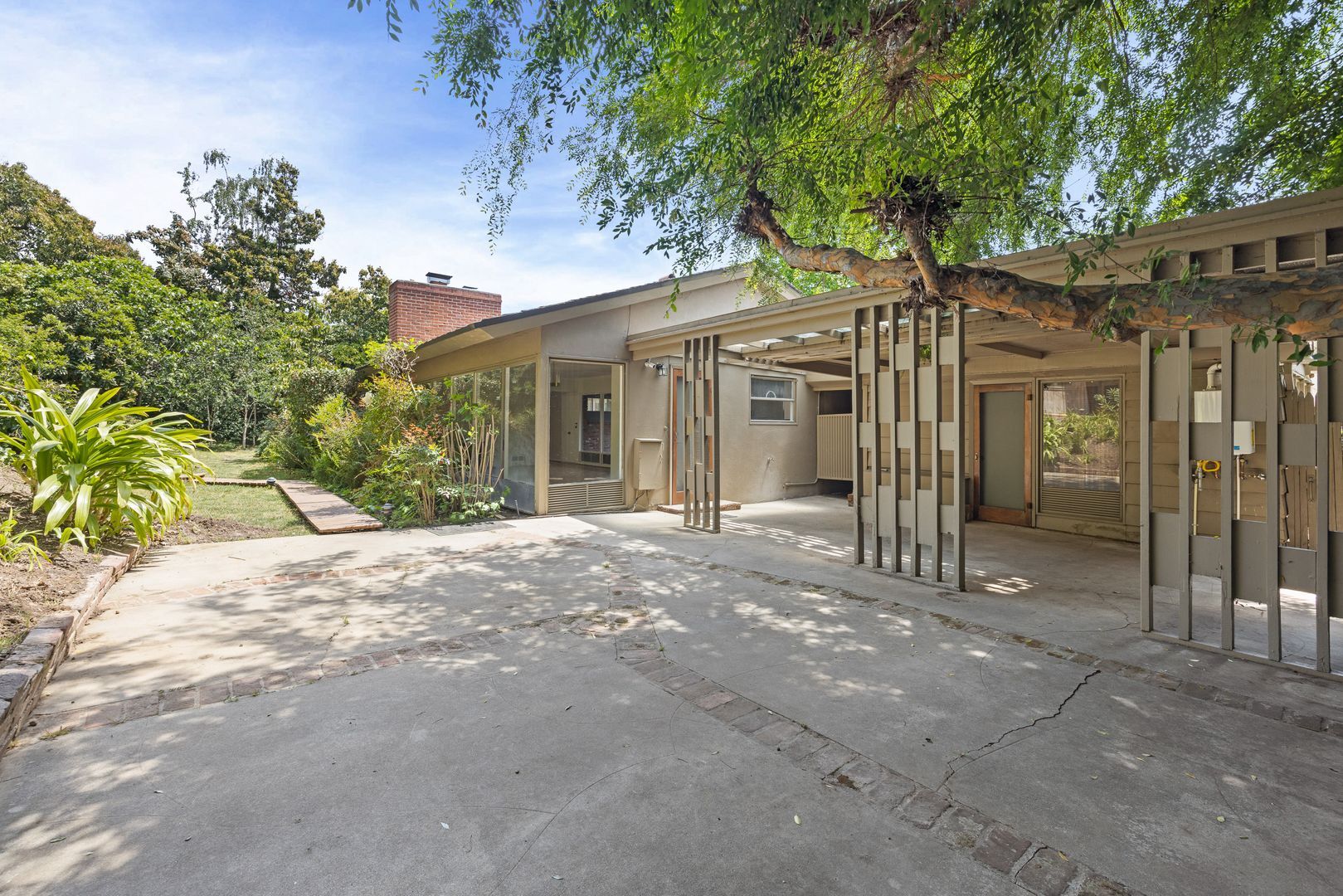 Building Photo - Classic Mid-Century home moments from Fryman Canyon