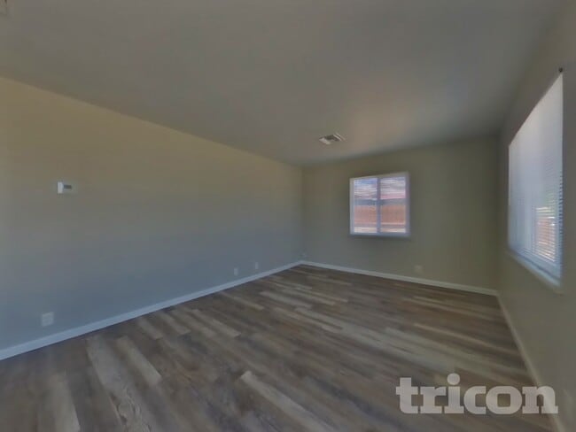 Building Photo - 1126 W Ovington St