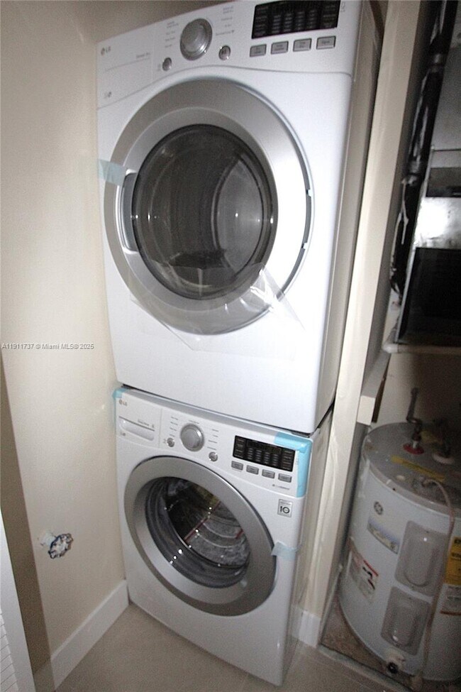 Building Photo - 2720 S Oakland Forest Dr