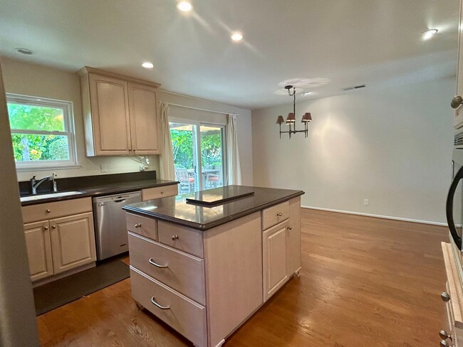 Building Photo - Carpinteria 3 Bedroom House - Available Au...