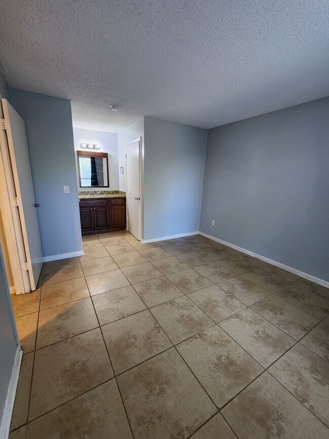 Building Photo - 455 Alt 19