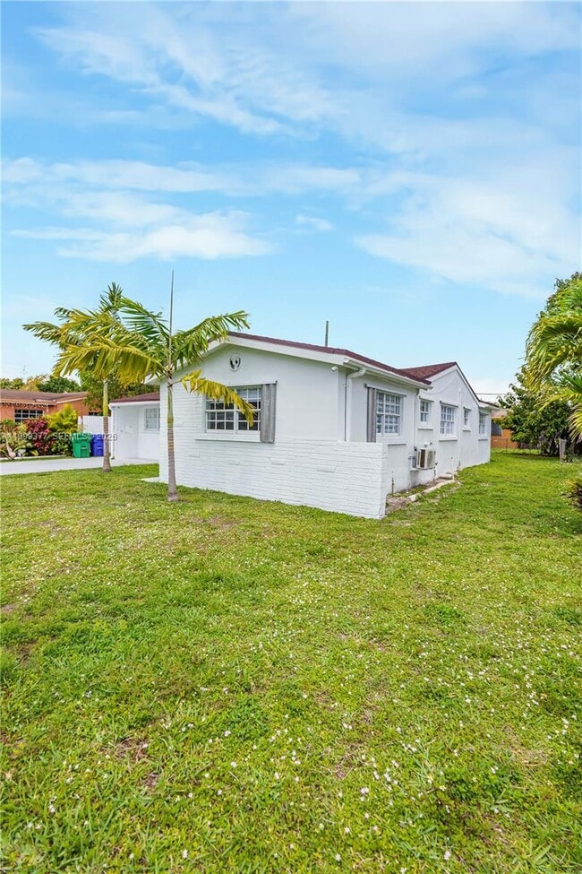 Building Photo - 7031 SW 27th Ct