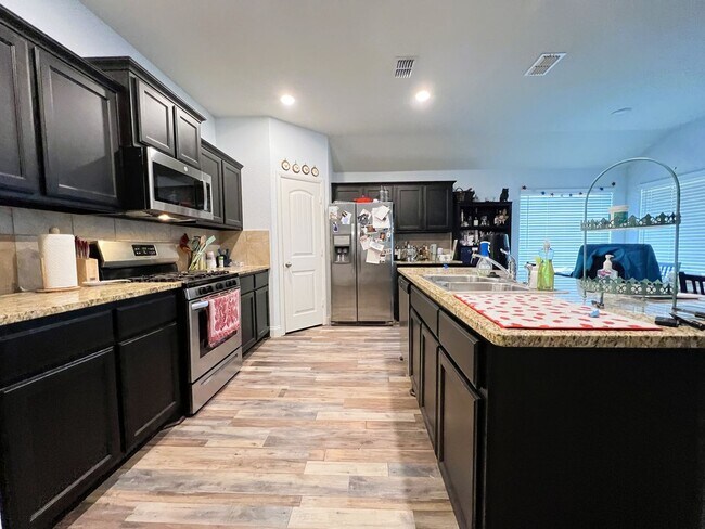 Building Photo - Beautiful 4/2/2 Home in Fort Worth!