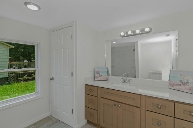 Building Photo - 204 Mill St