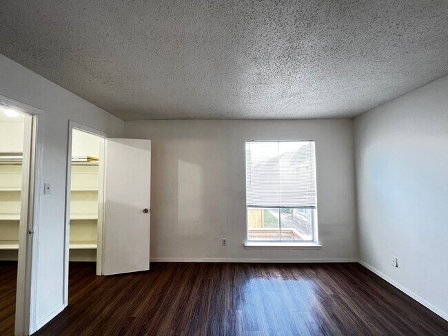 Building Photo - Location! Location! Location! Lovely 2-Sto...