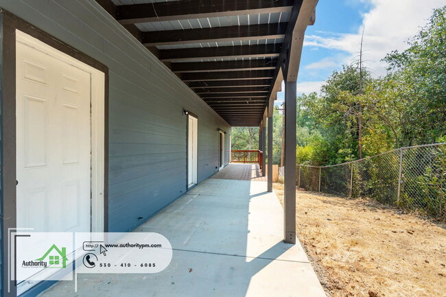 Building Photo - 1140 Redbud Dr