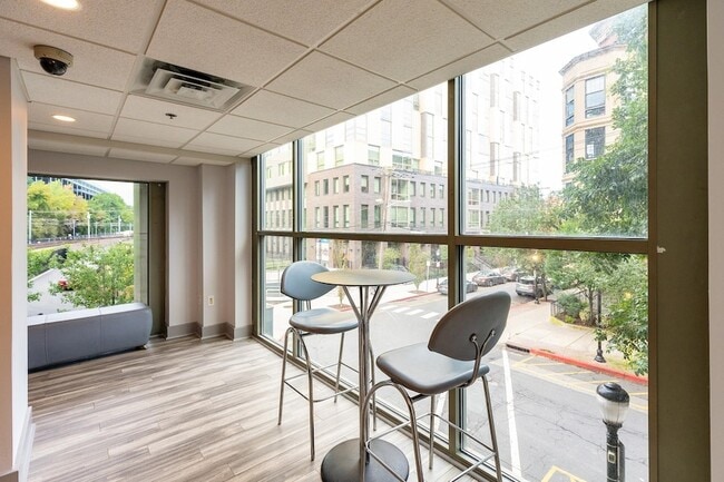 Building Photo - 800 Jackson St