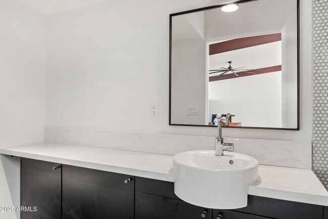 Building Photo - 4925 E Red Rock Dr
