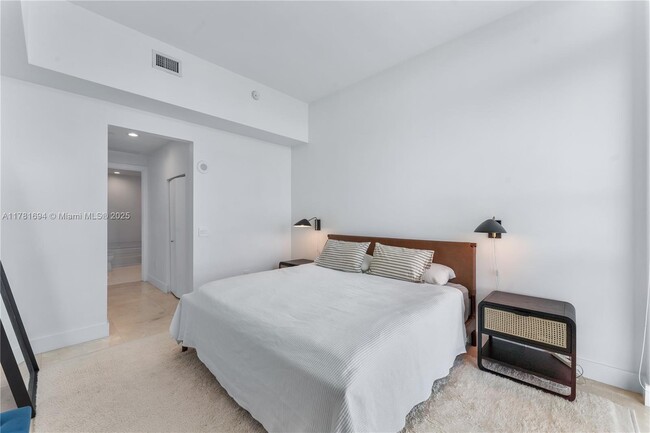 Building Photo - 950 Brickell Bay Dr