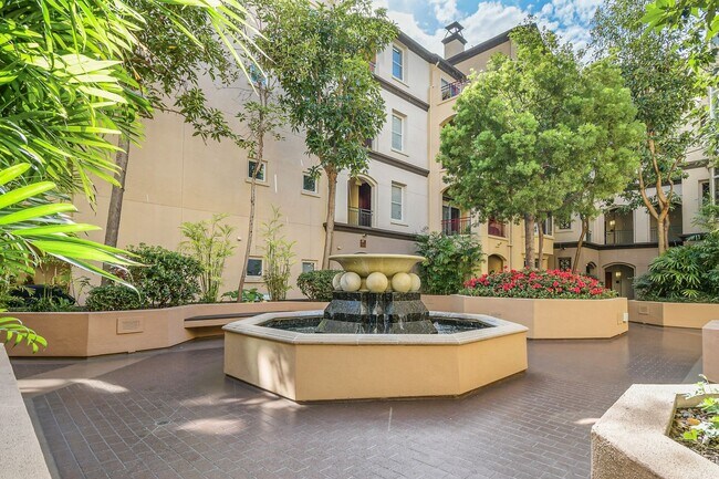 Building Photo - Penthouse 1BR + Loft w/ Bonus Room | 2 Baths | Laundry | 2 Parking | Walk to Balboa Park