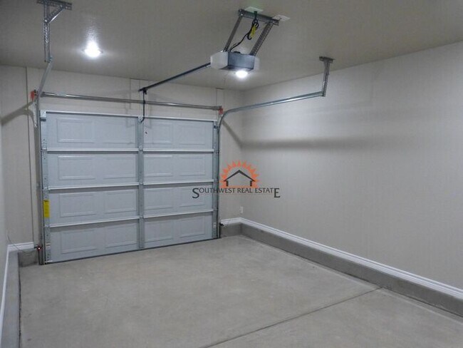 Building Photo - Spacious 2 bedroom 2 bath Duplex.