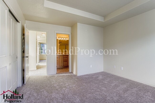 Building Photo - Lovely 3-Level Townhouse in great Hillsbor...
