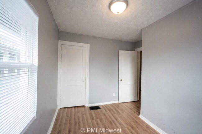 Building Photo - "Charming 3-Bedroom Duplex Retreat on North Capitol Avenue – 1,176 Sq Ft of Comfort in Indianapol...